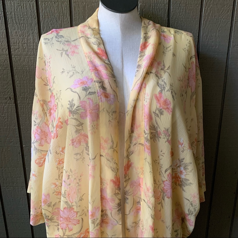 American Eagle Floral Print Over Size Kimono - Picture 2 of 10